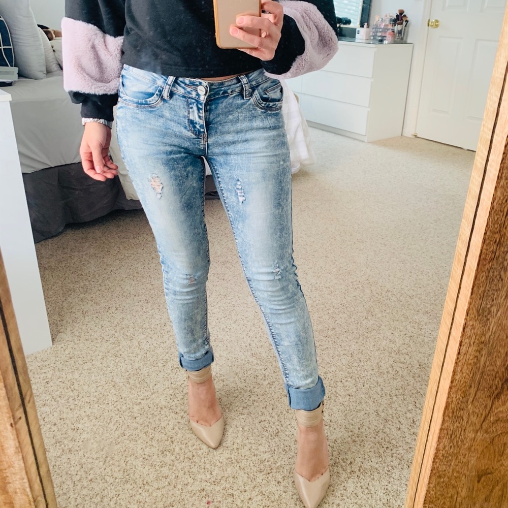 Light wash skinny leg middle rise jeans